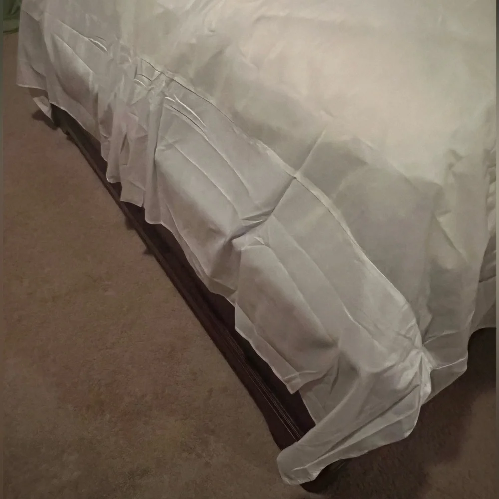 Elegant White Comforter by [Brand]